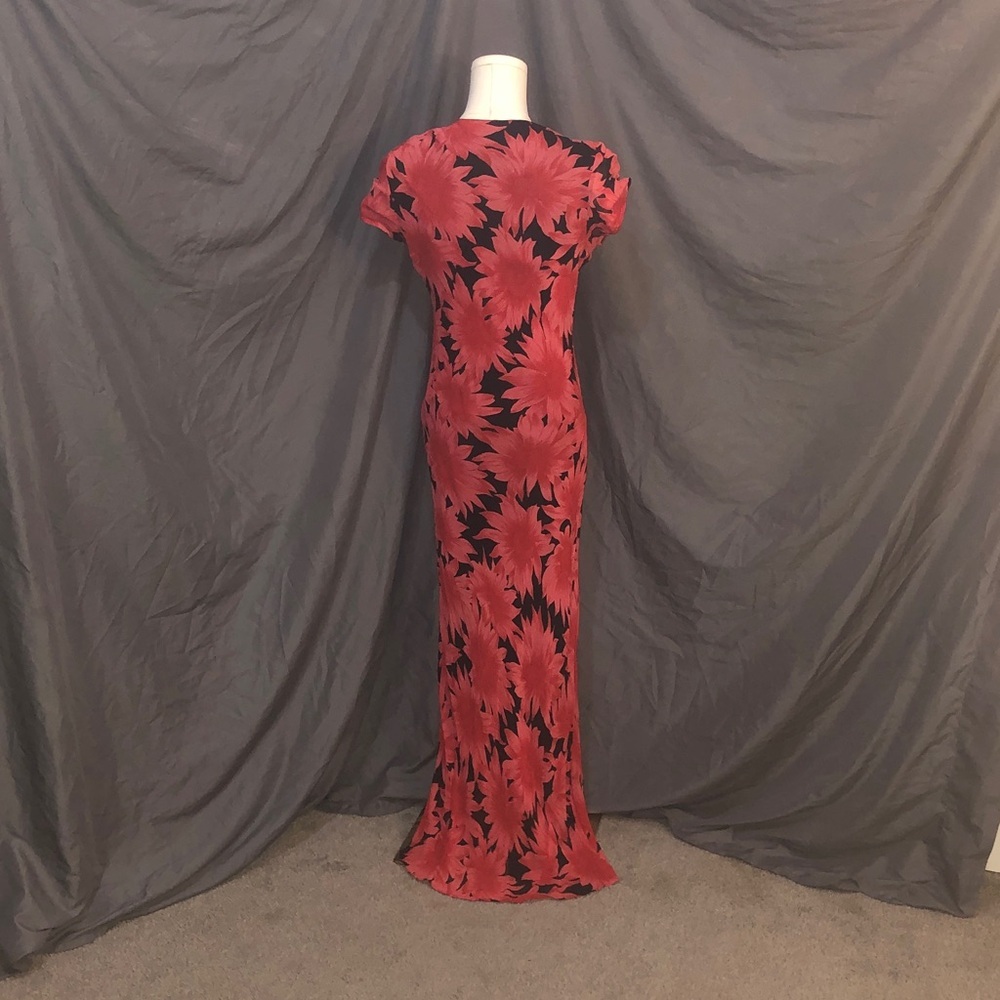 Chic Floral Maxi Dress in Red and Black - Picture 11 of 11